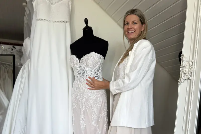 Andrea mit einem Spitzenkleid an der Schneiderbüste