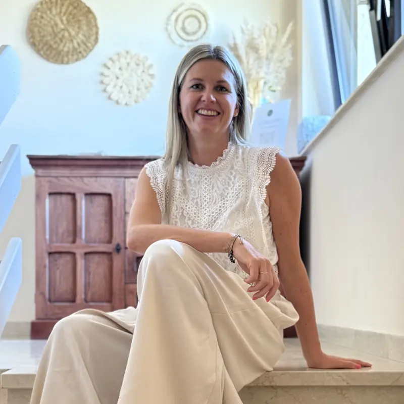 Andrea Strecker, Inhaberin von Tüllgeflüster, auf der Treppe im Studio
