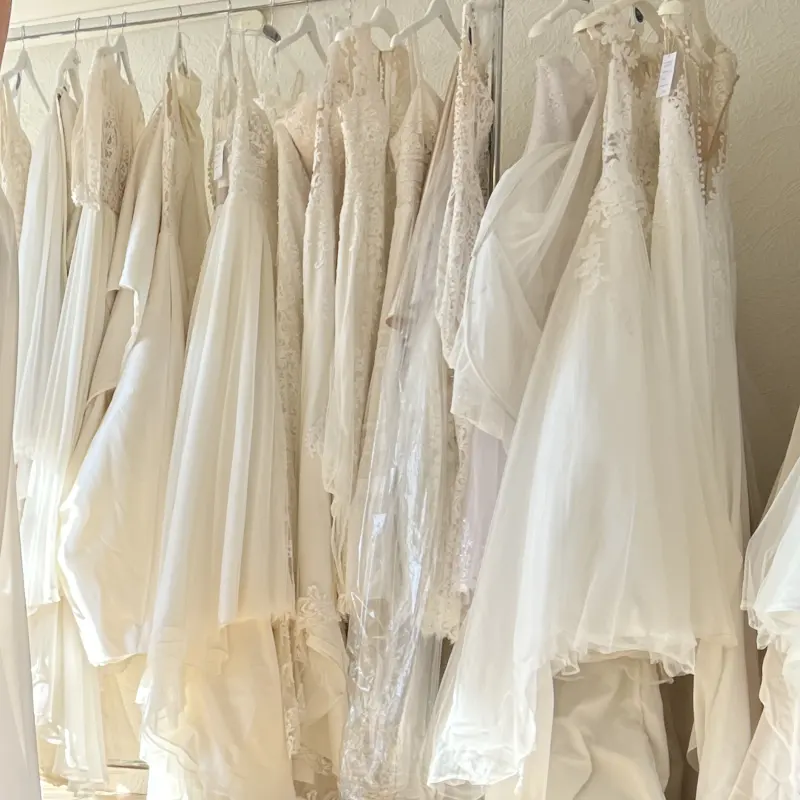 Brautkleider an der Kleiderstange im Studio